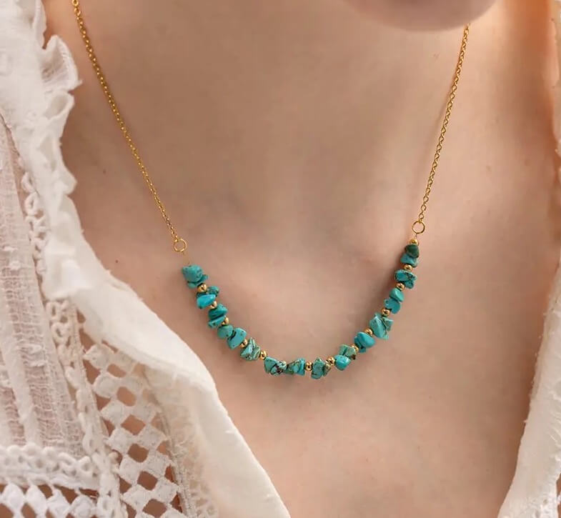 Collier de pierres turquoise