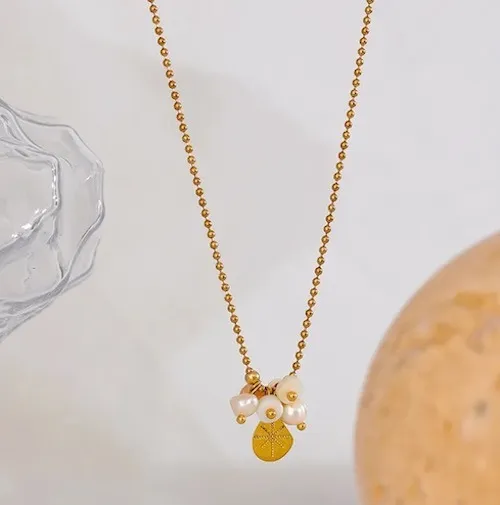 Collier en or avec perles