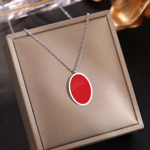 Collier avec pendentif ovale