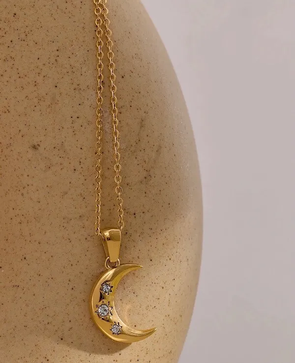Collier pendentif lune doré