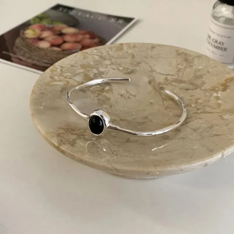 Bracelet en argent avec pierre noire
