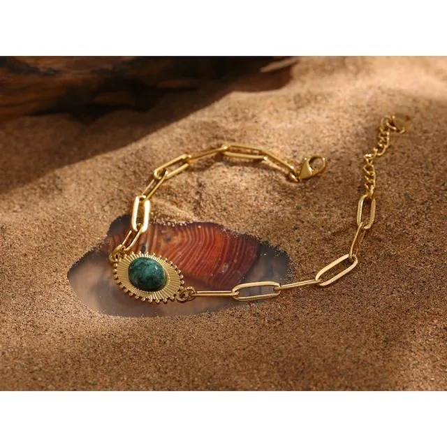 Bracelet doré avec pierre verte