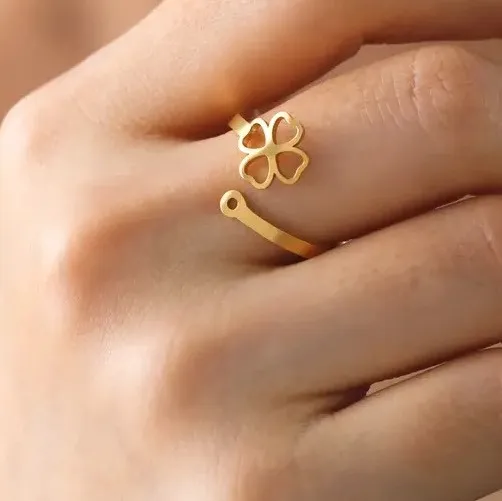 Bague en or avec trèfle 