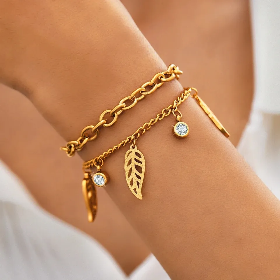 Bracelet en or avec pendentifs feuilles