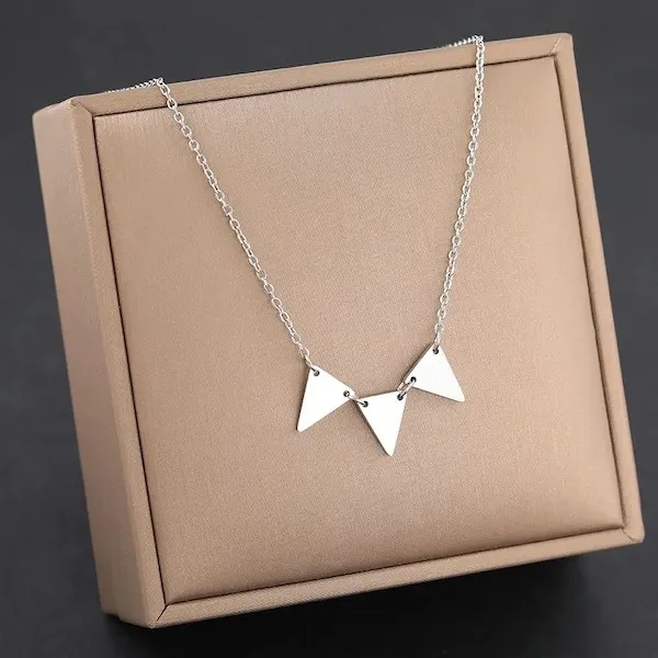 Collier en argent avec pendentif triangulaire