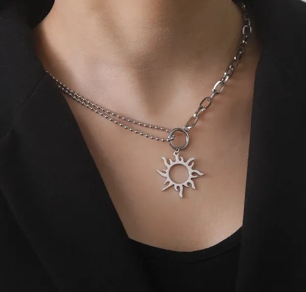 Collier avec pendentif soleil