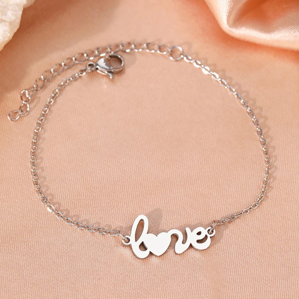 Bracelet en argent avec inscription 'love'