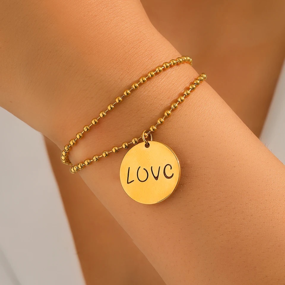 Bracelet en or avec pendentif 'LOVE'