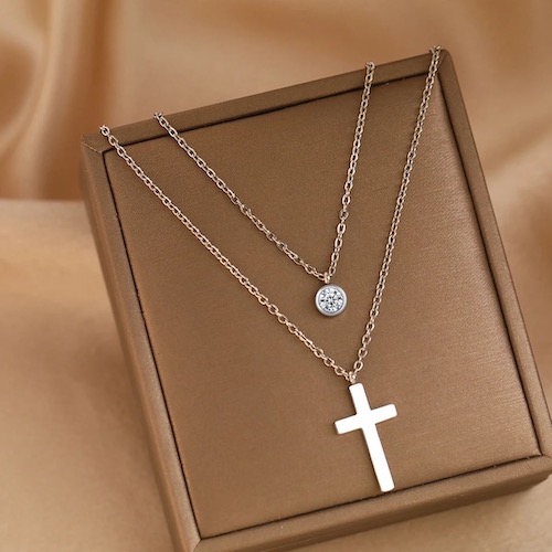 Collier double rang avec pendentif croix 