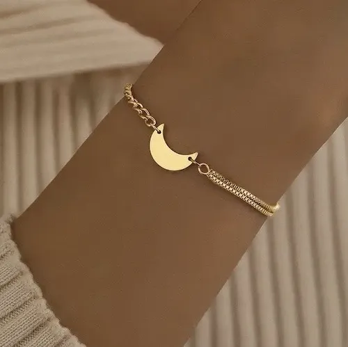 Bracelet en or avec pendentif lune