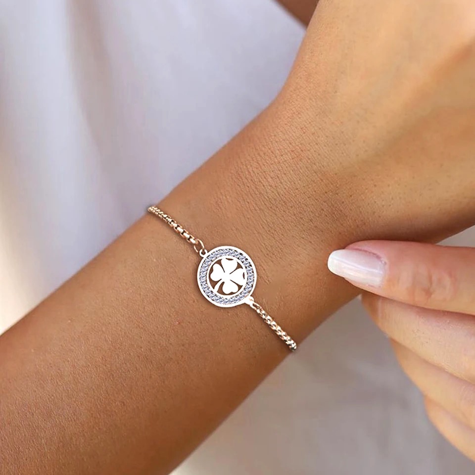 Bracelet en argent avec pendentif trèfle