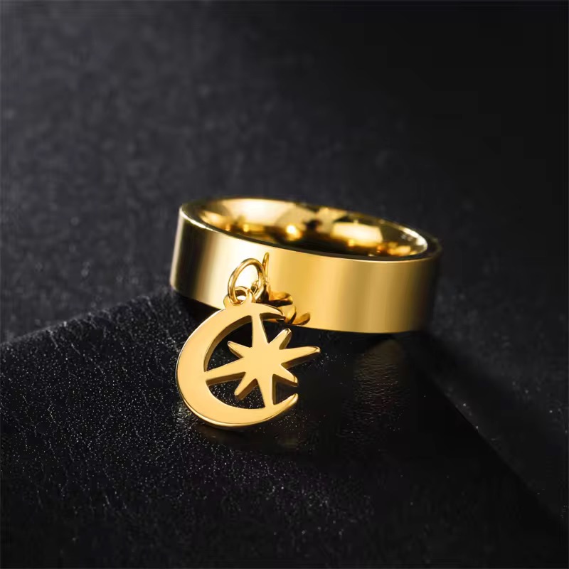 Bague en or avec pendentif étoile et croissant