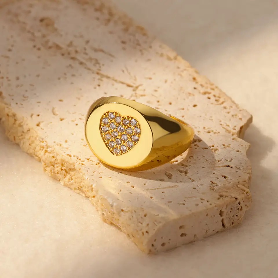 Bague en or avec cœur incrusté de pierres précieuses