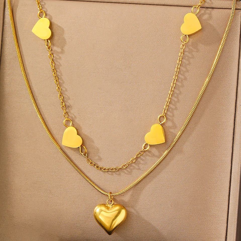 Collier en or avec pendentifs cœur