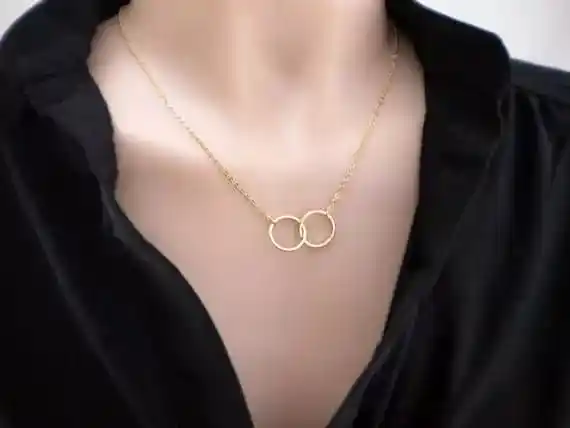 Collier en or avec pendentif double anneaux