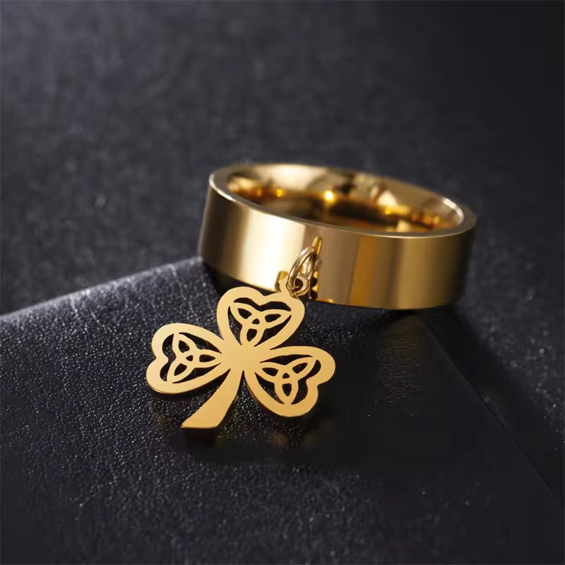 Bague en or avec pendentif trèfle
