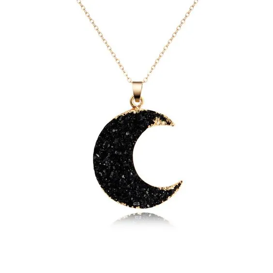 Collier avec pendentif en croissant de lune noir