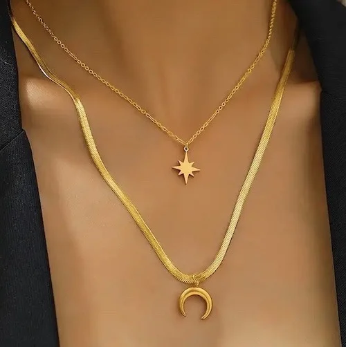 Collier en or avec pendentif étoile et lune