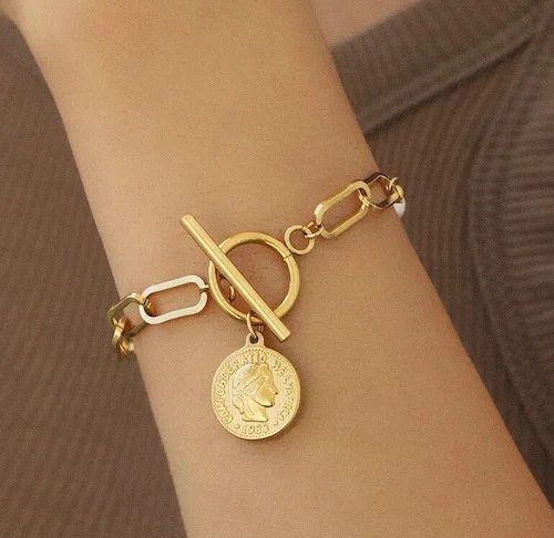 Bracelet en or avec pièce de monnaie