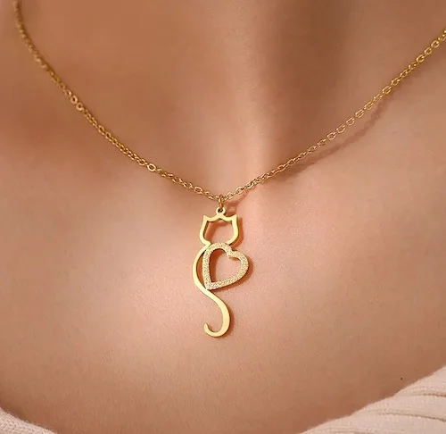 Collier en or avec pendentif chat et cœur