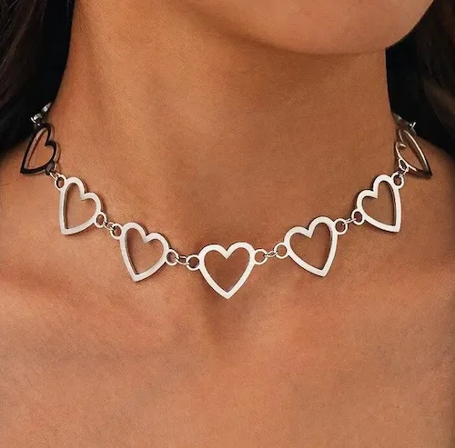 Collier court avec coeurs