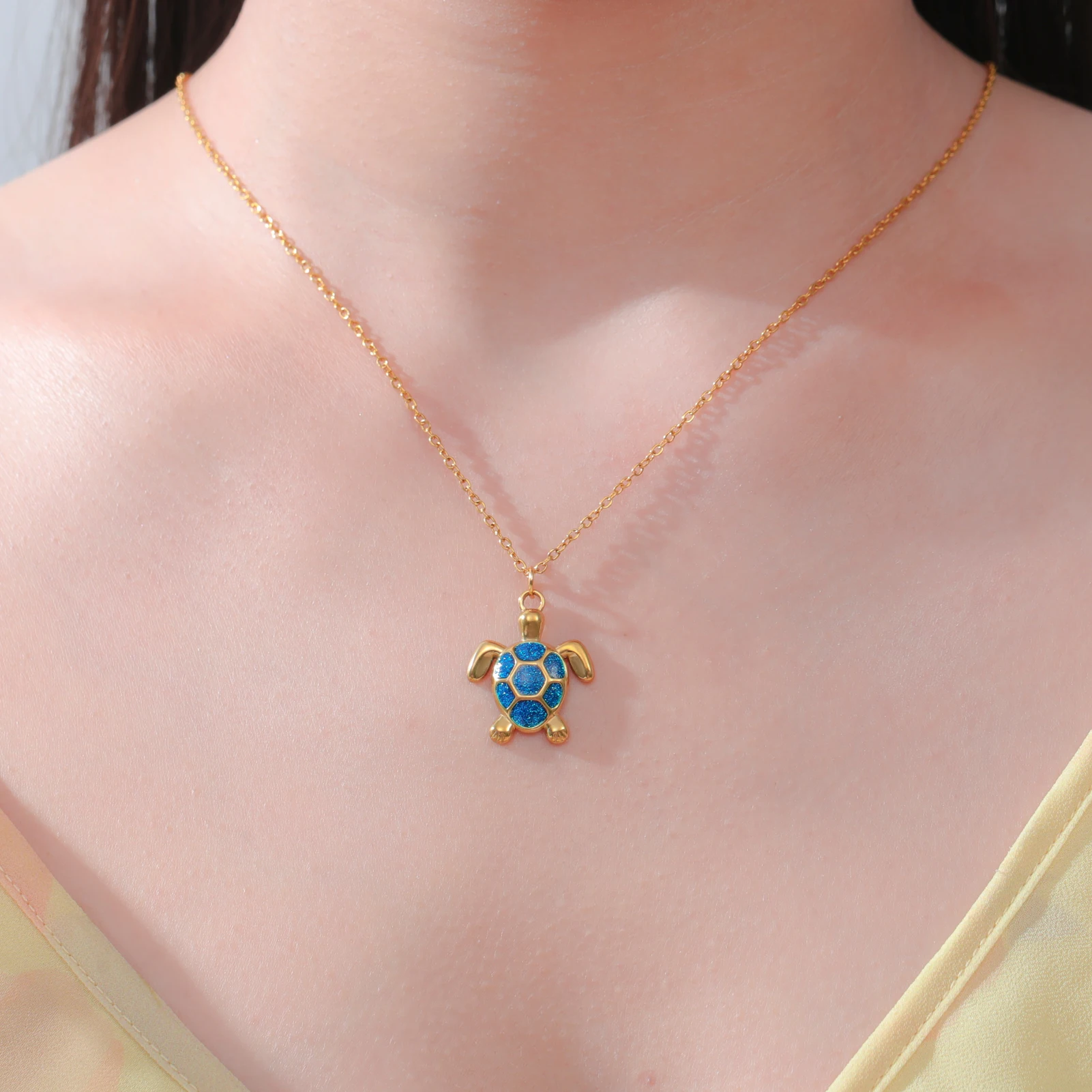 Collier pendentif tortue doré