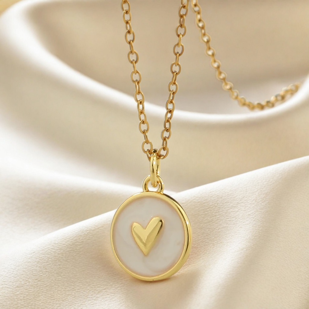 Collier médaille blanche avec cœur doré