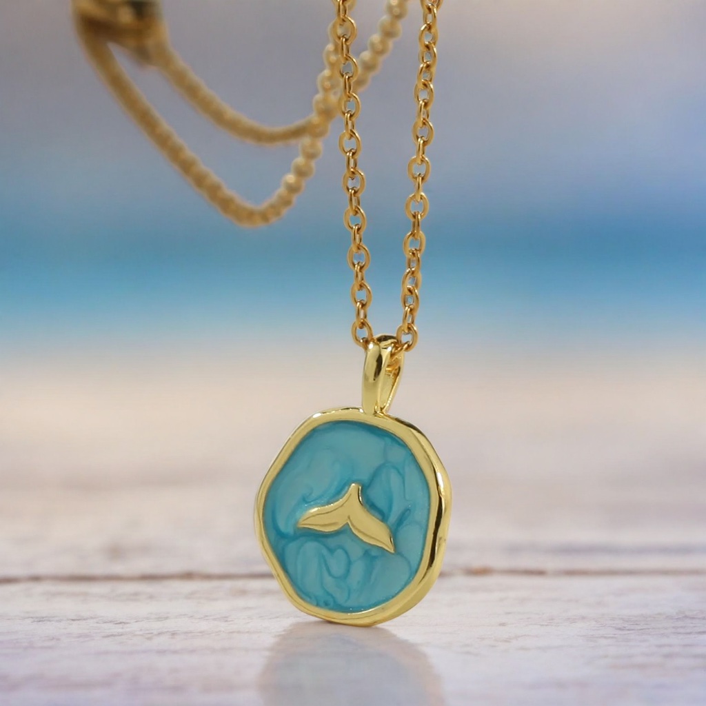 Collier médaille bleue queue de baleine