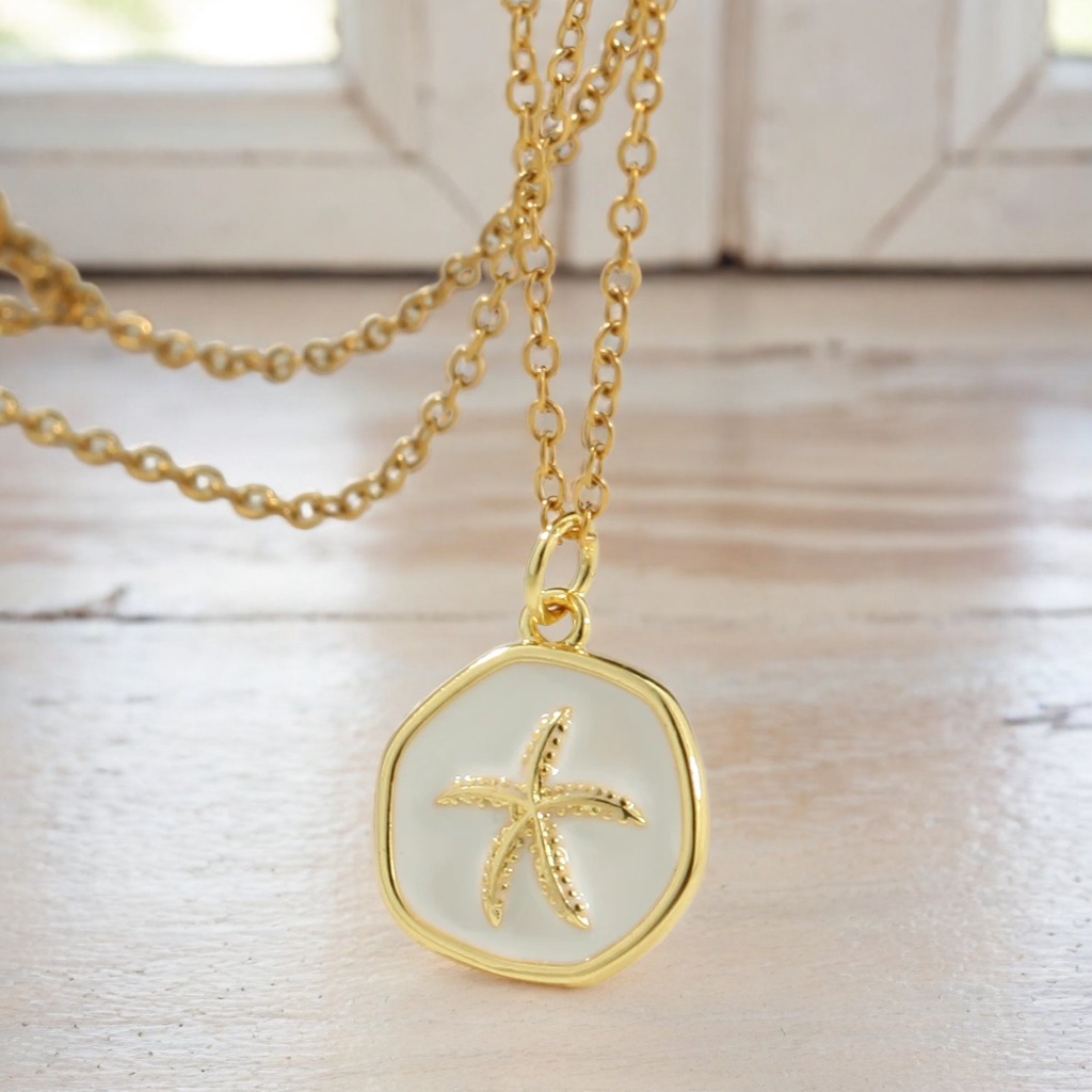Collier médaille blanche avec étoile de mer dorée