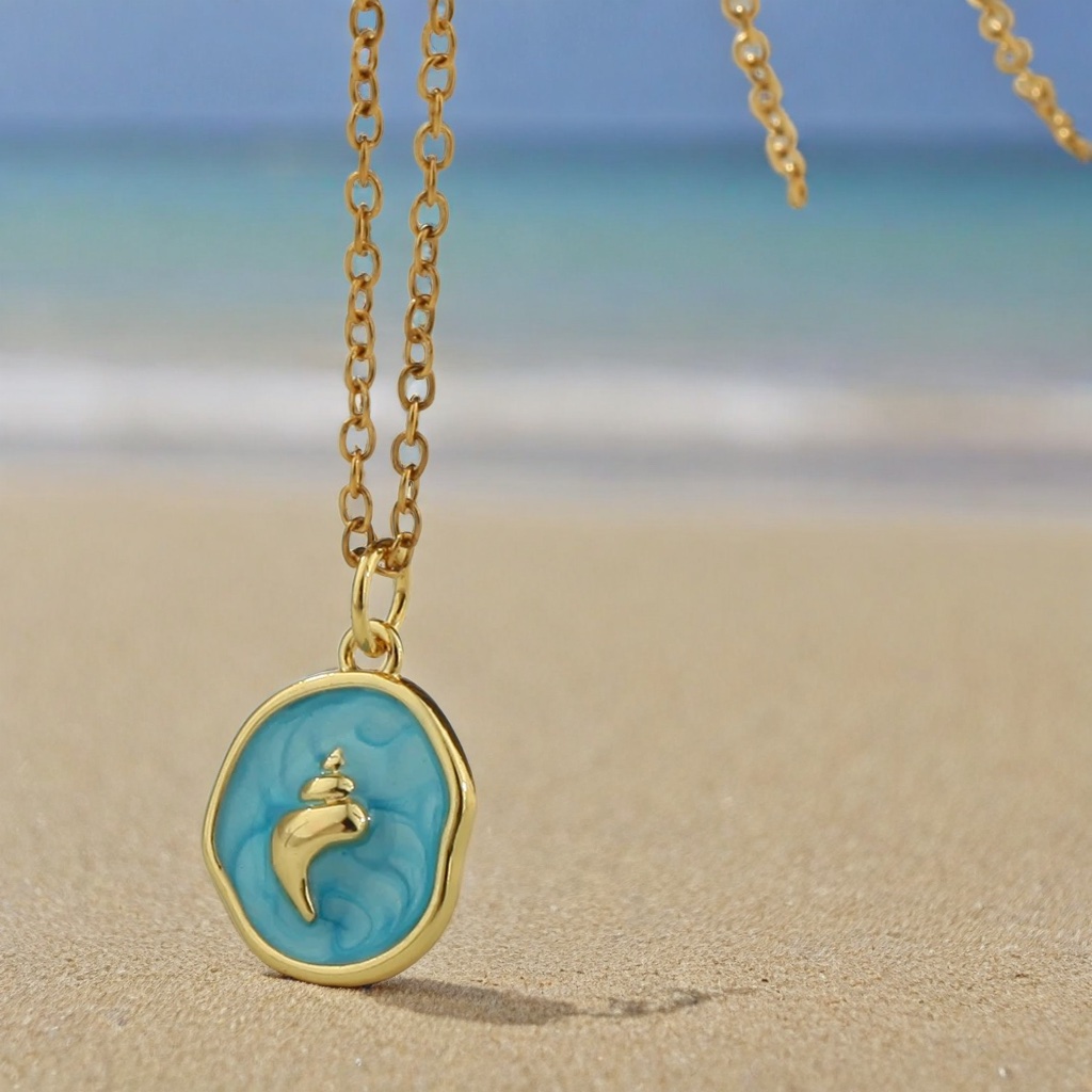Collier médaille bleue emaillée avec coquillage doré 