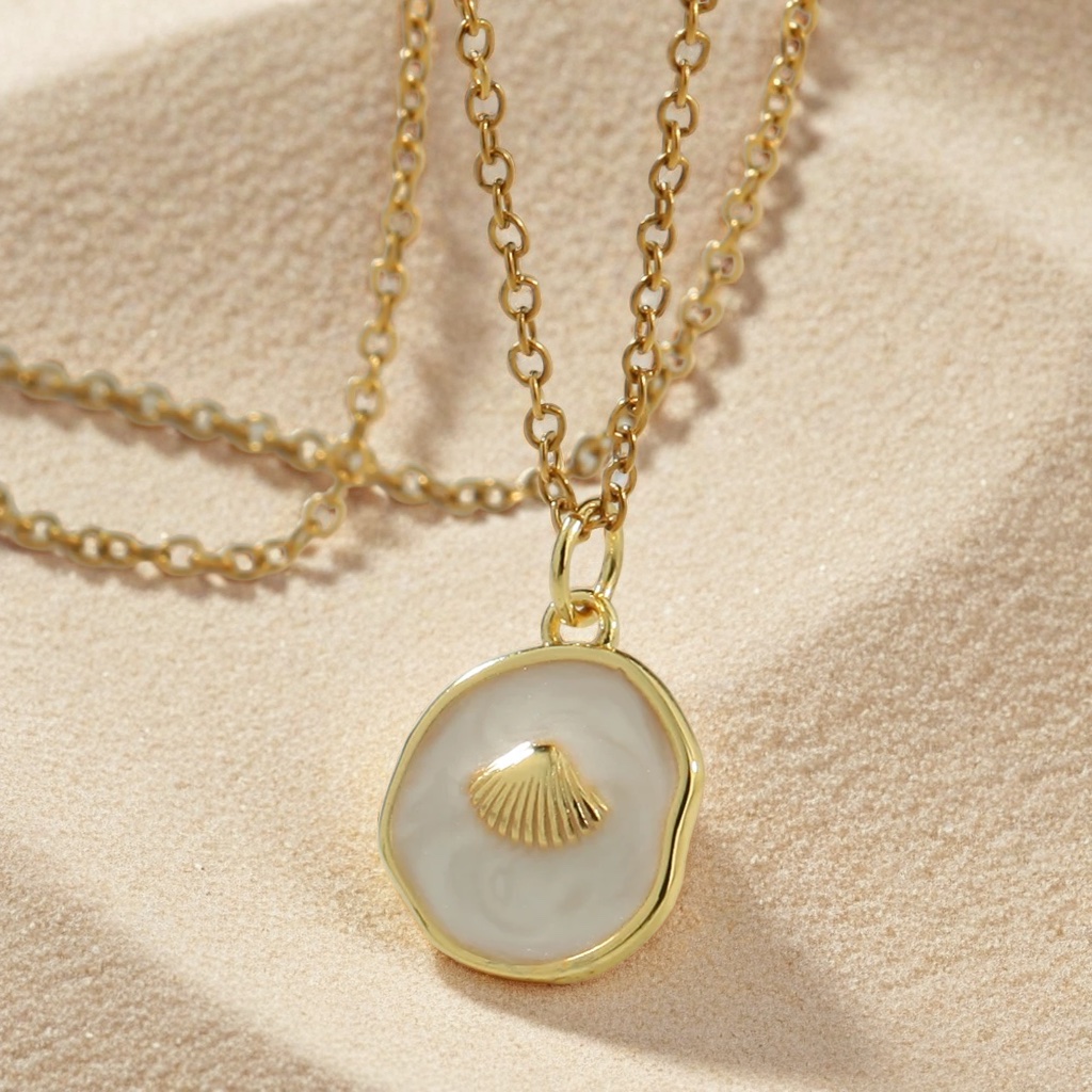 Collier médaille nacre avec coquillage doré