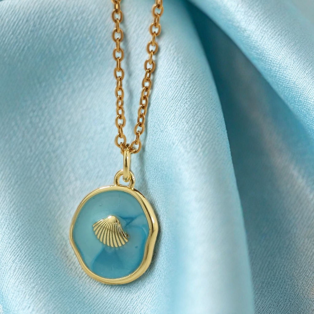 Collier médaille turquoise avec coquillage dore