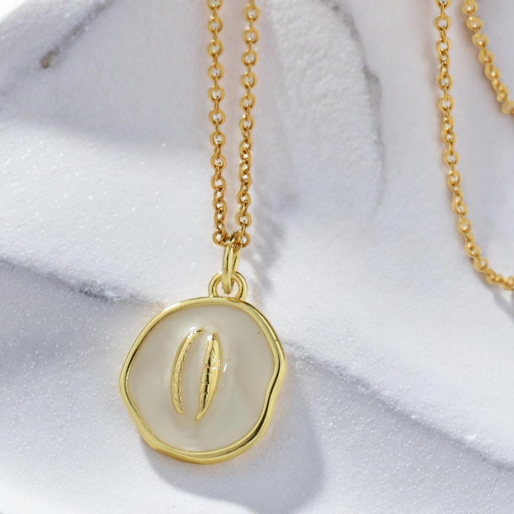 Collier médaille nacre coquillage doré