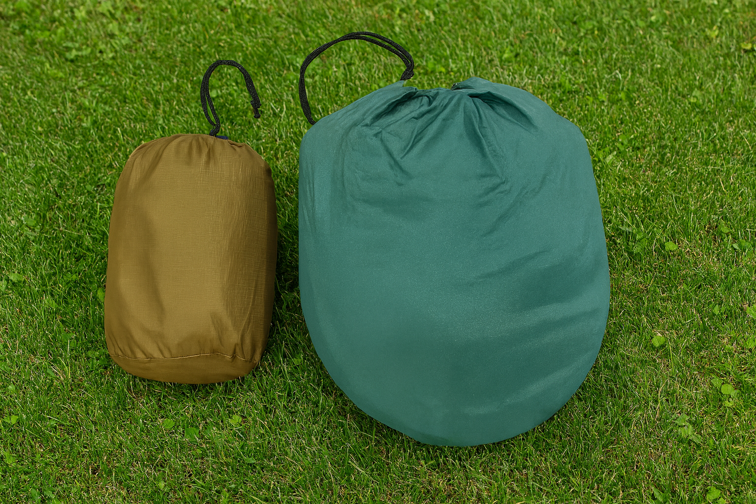 Hamakas su tinkleliu nuo uodų ir vandeniui atsparus tentas