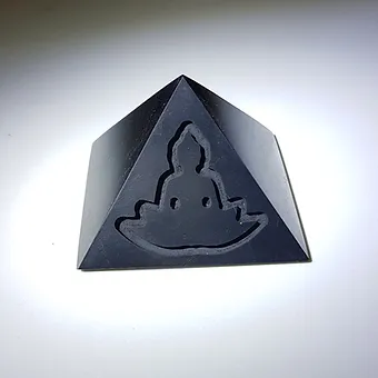 Pyramide polie 7 cm - Gravure Bouddha méditation