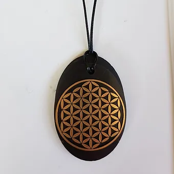 Pendentif Ovale Fleur de vie motif OR décentré 4 cm