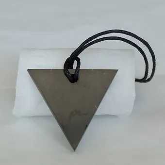 Pendentif TRIANGLE POINTE vers BAS