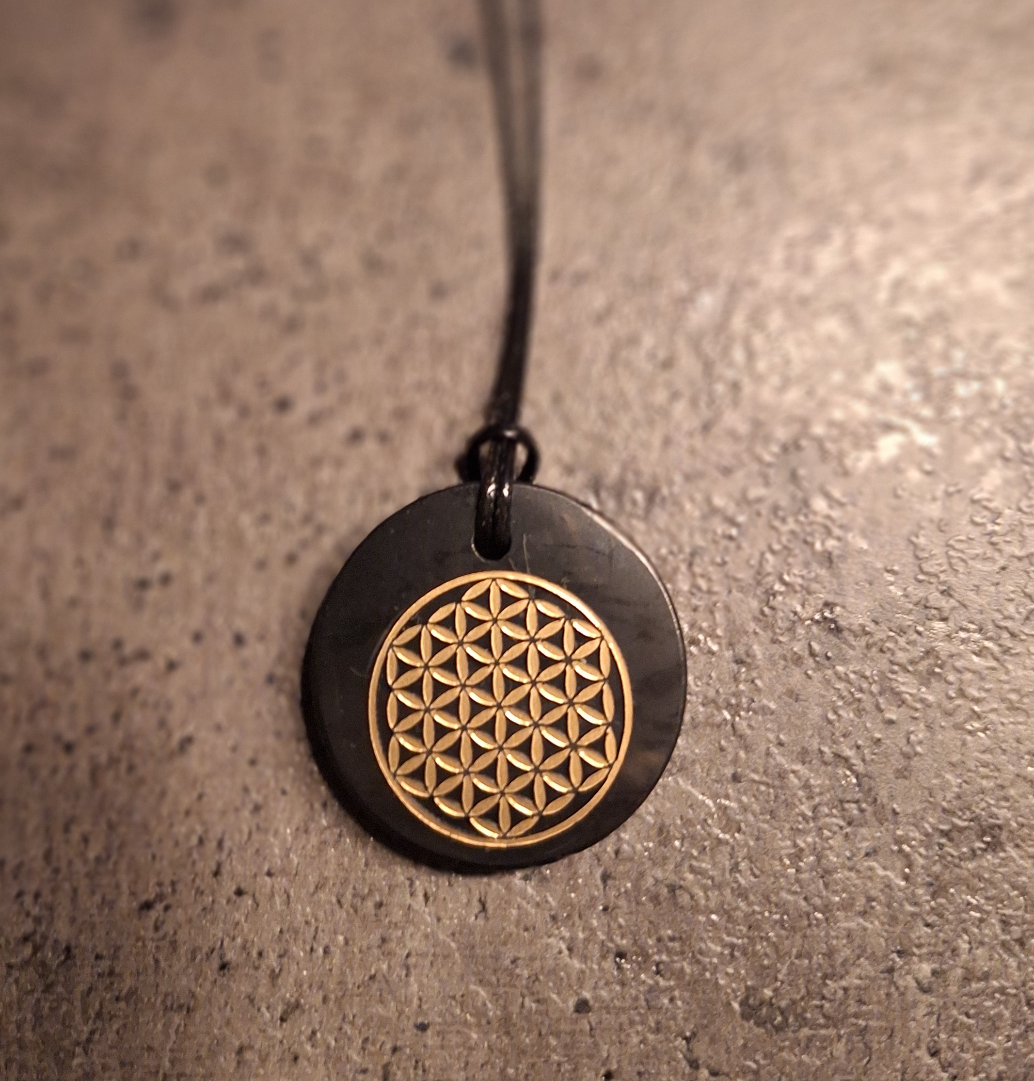 Pendentif Ovale Fleur de vie motif OR dans cercle - diamètre 3 cm