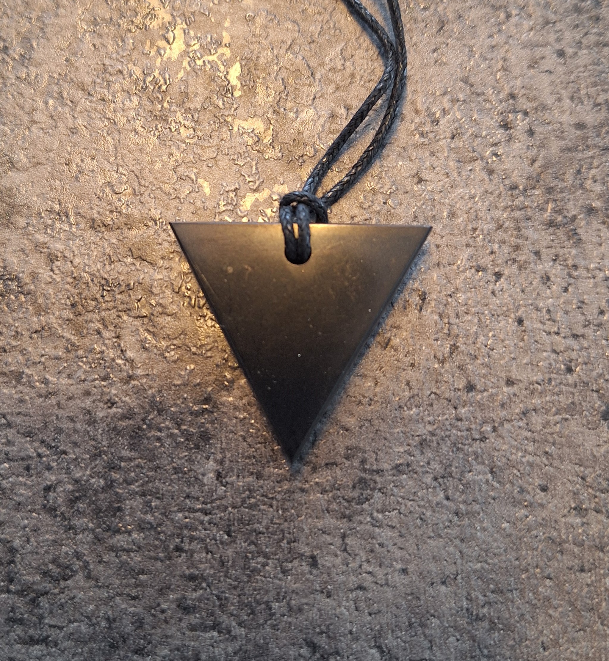 Pendentif TRIANGLE POINTE vers BAS / FEMININ