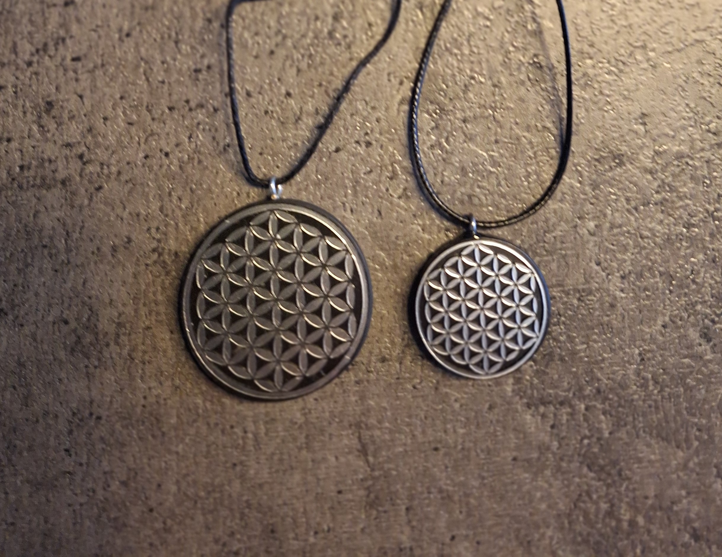 Pendentif rond Fleur de vie motif ARGENT plein 3.5 cm