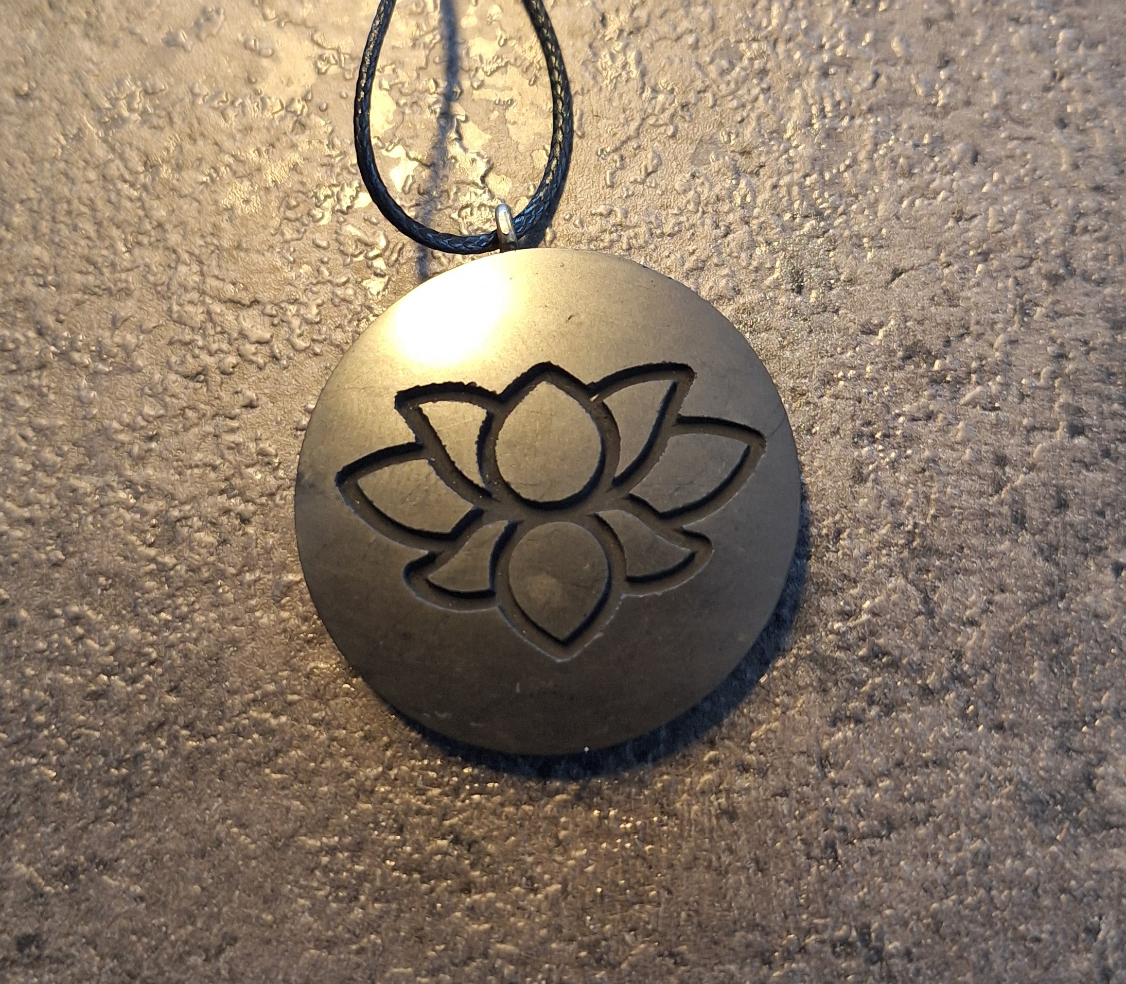 Pendentif rond FLEUR DE LOTUS plein 3.5 cm