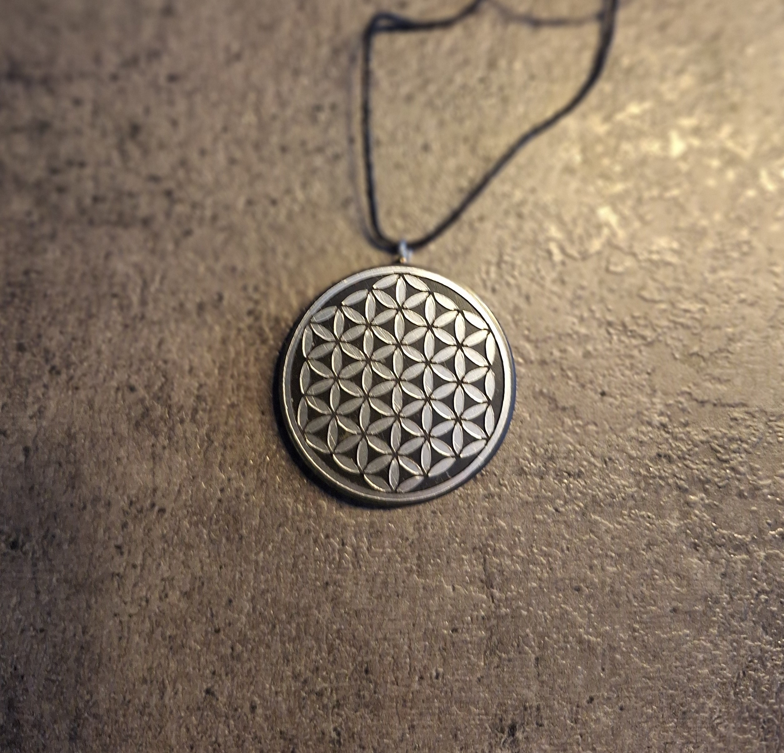 Pendentif rond Fleur de vie motif ARGENT plein 3.5 cm