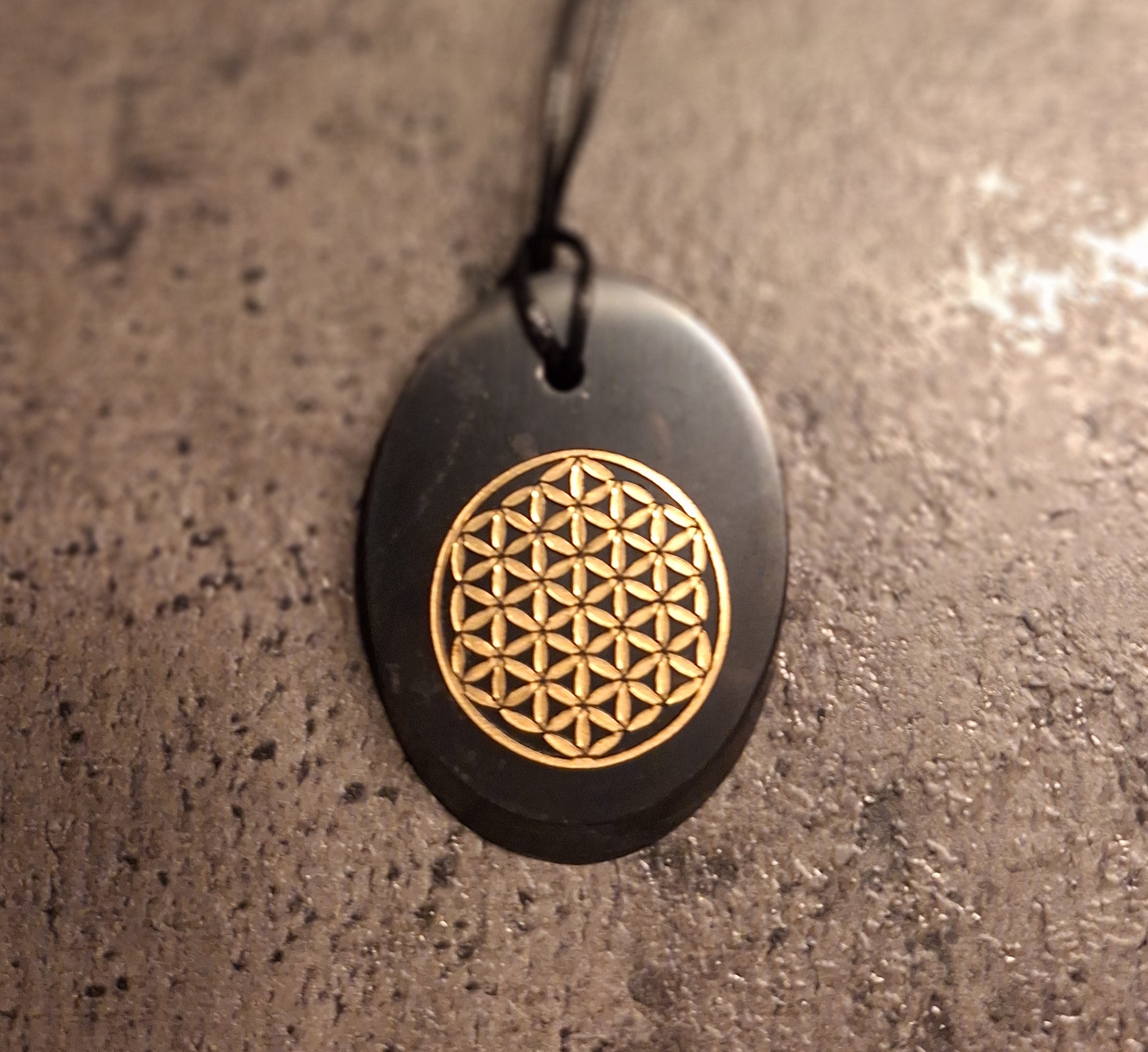 Pendentif Ovale Fleur de vie motif OR décentré 4 cm