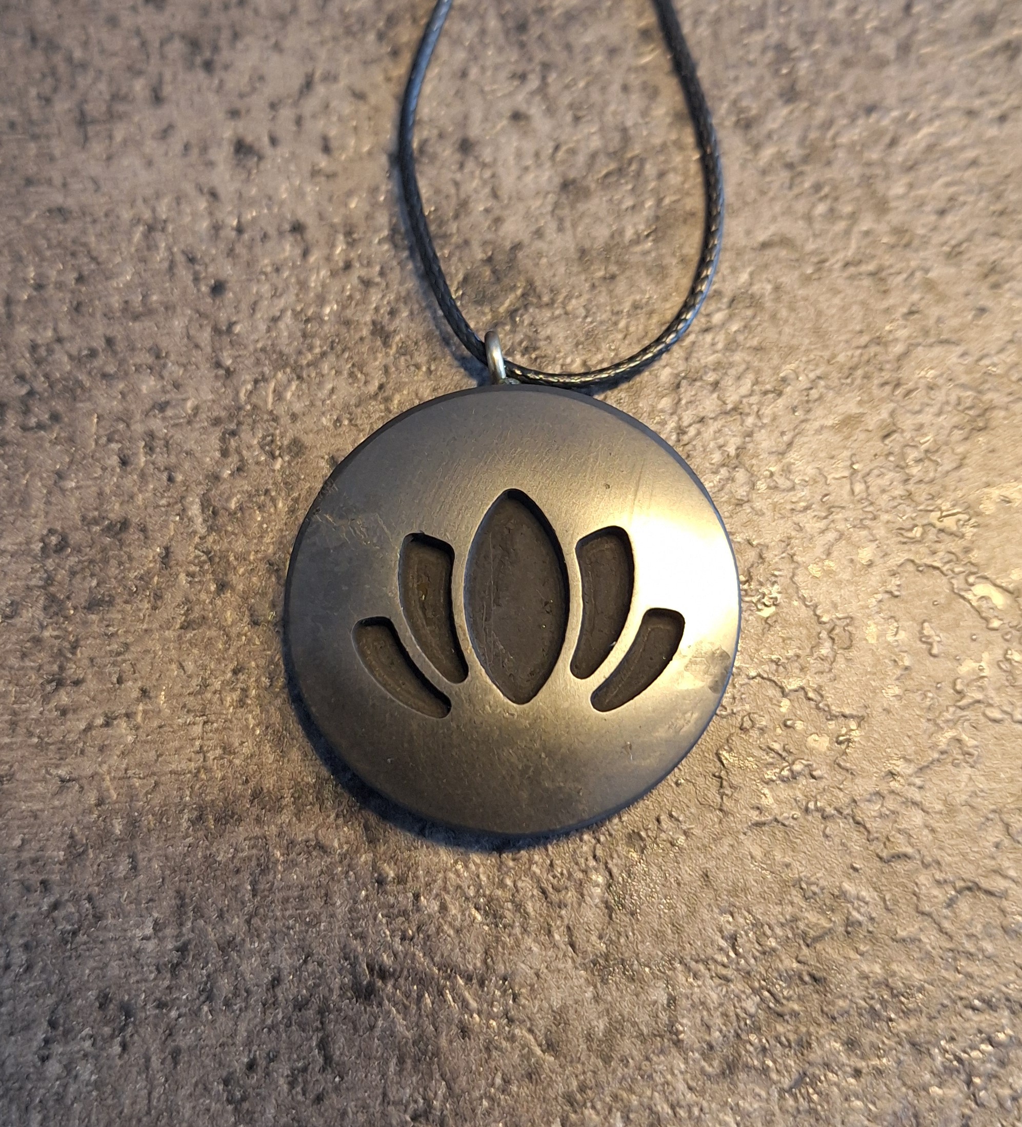 Pendentif rond FLEUR DE LOTUS plein 3.5 cm
