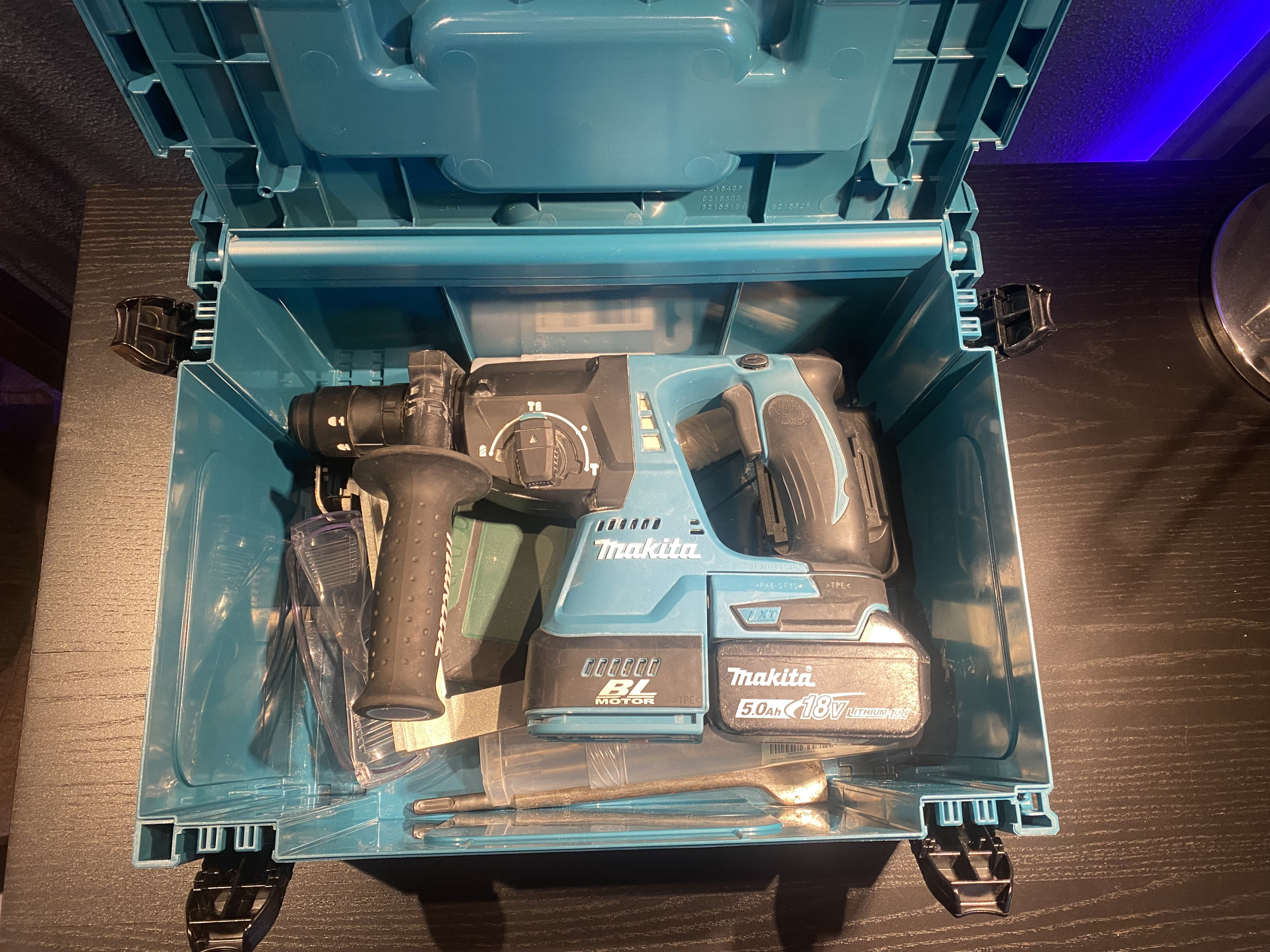 Kombipaket aus Dosensenker, Schlitzfräse, Staubsauger und Bohrhammer