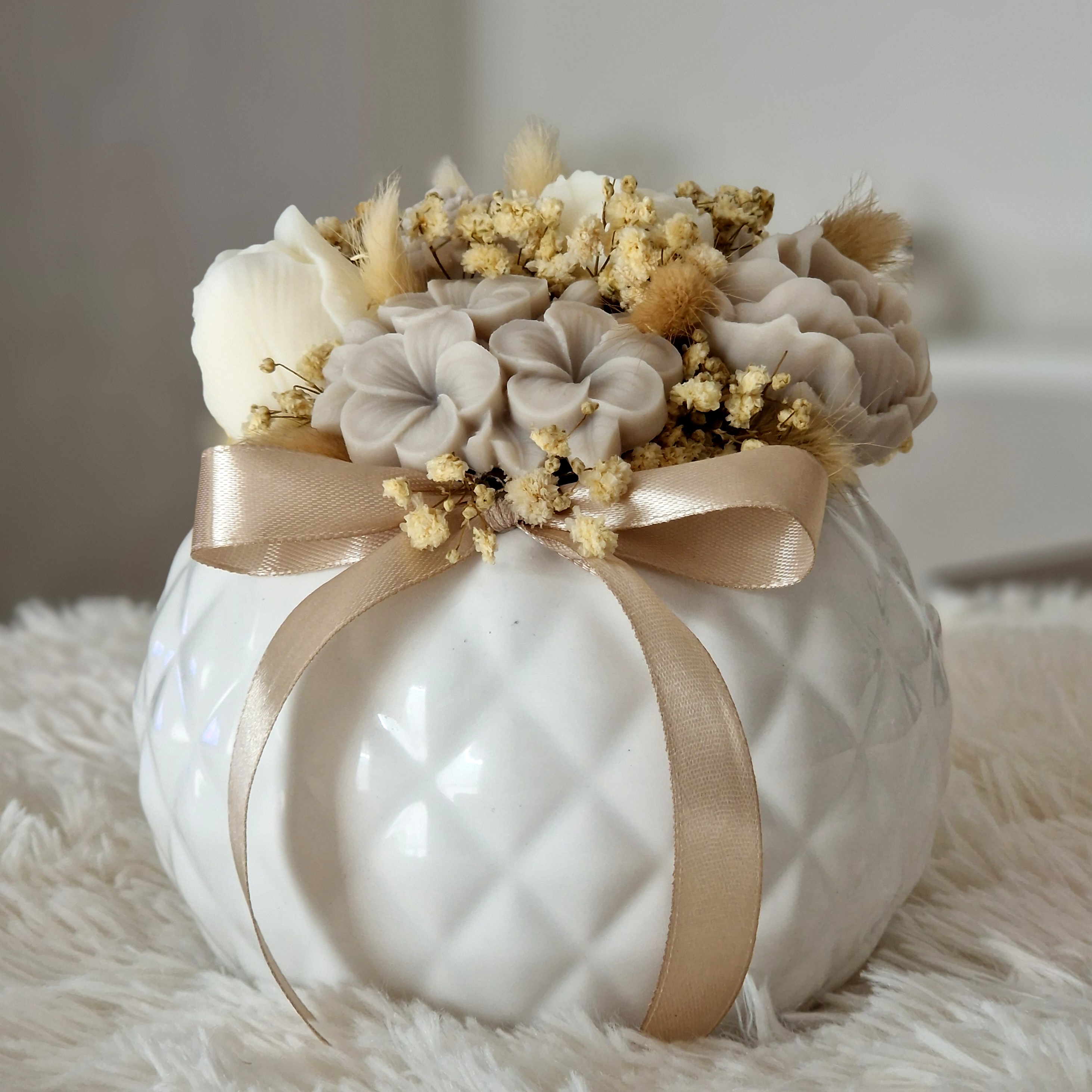 Vaso in Ceramica con Fiori in Cera di Soia Profumata