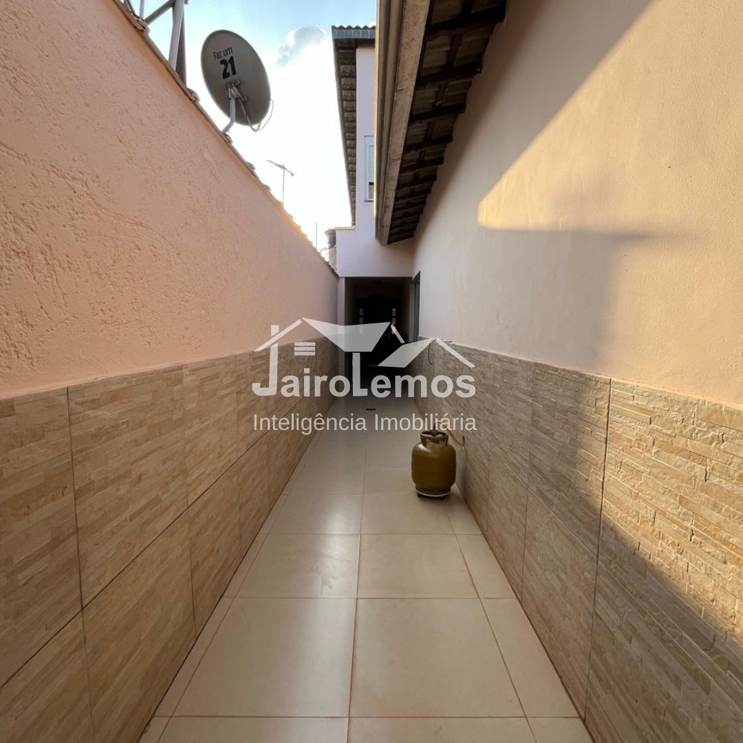 Casa com 360 m² construida e terreno de 445m² 