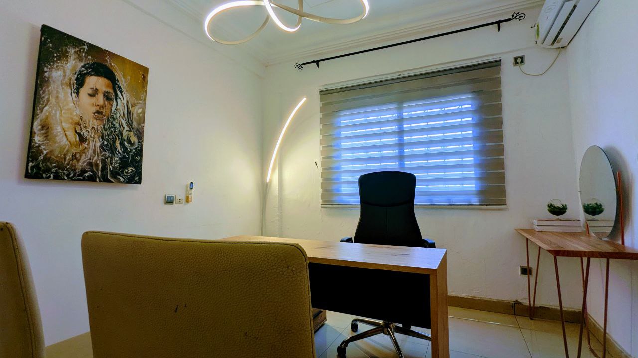 Bureau 1 climatisé MVP -Douala (avec canapé et toilette interne)
