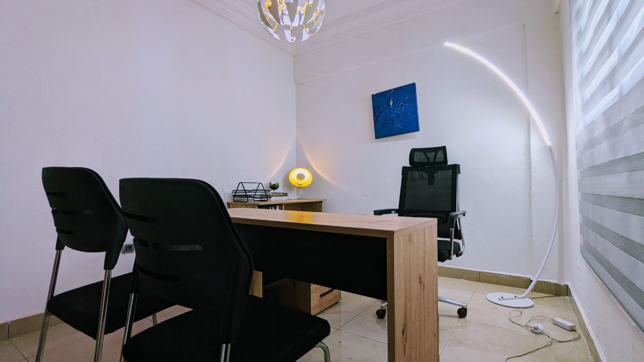Bureau 2 climatisé MVP -Douala (avec canapé et toilette interne)