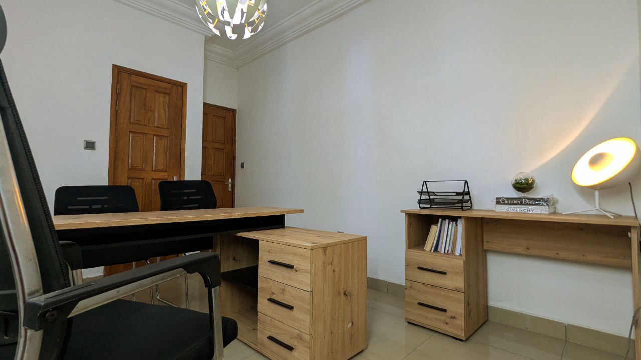 Bureau 2 climatisé MVP -Douala (avec canapé et toilette interne)